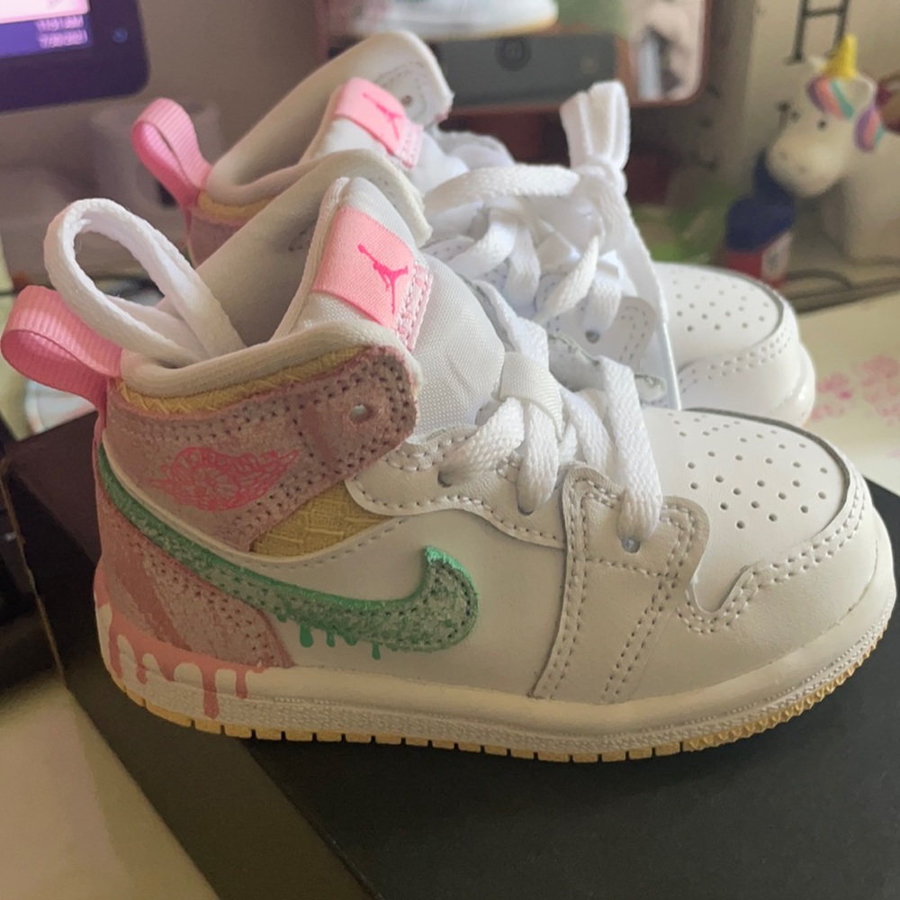 Jordan 1 MID SE paint drip